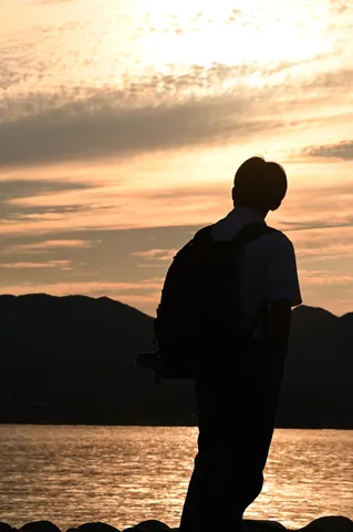 夕陽を背に、旅立ちか