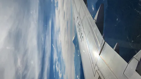 機窓に広がる富士と翼