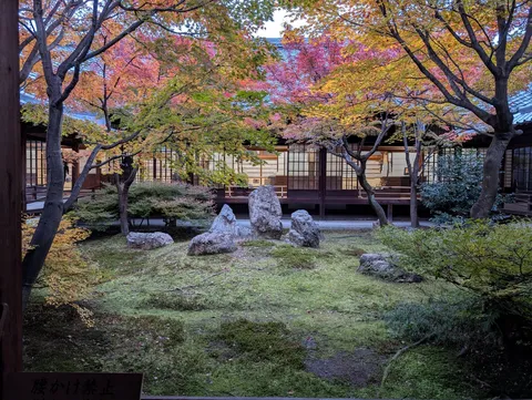 紅葉と石の静かな庭