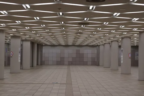 地下空間の光の迷路