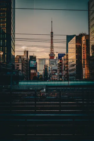 電線越しのタワー、夕暮れ勤務