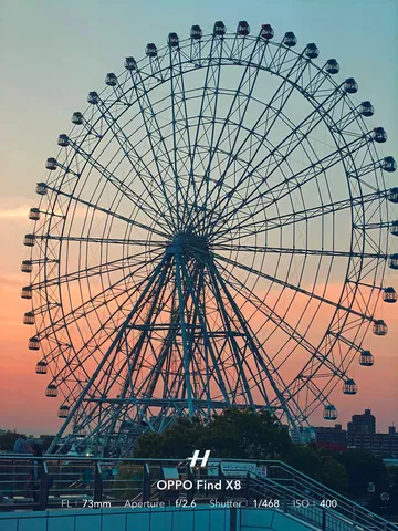 茜色の空と観覧車のシルエット