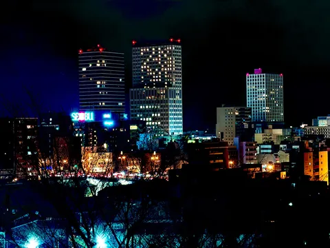 ネオンが灯る夜景、都会の静寂