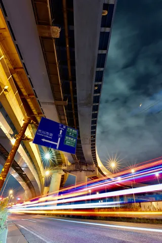 夜を駆け抜ける光の軌跡