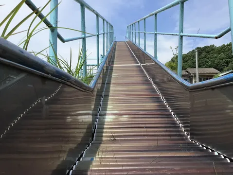 まばゆいすべり台