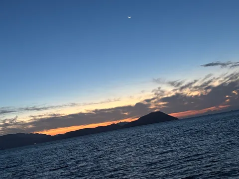 静寂の海と三日月