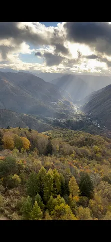 光の谷と彩る山影