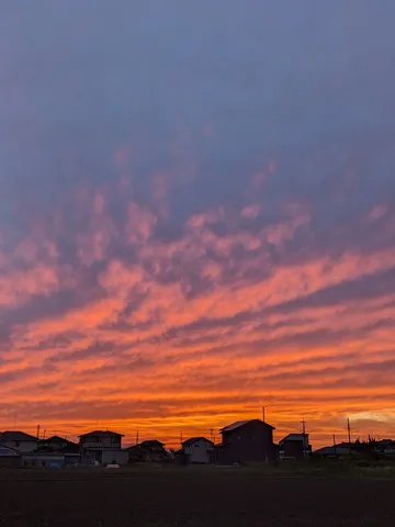 空を彩る夕焼けストライプ