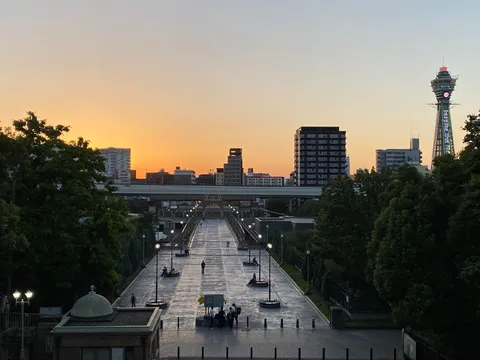 夕暮れに浮かぶ街の道