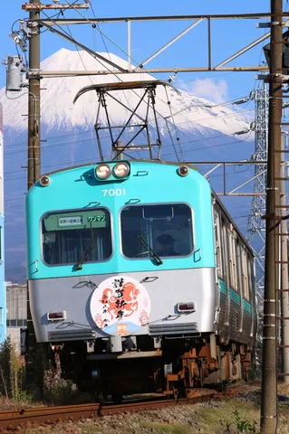 青い電車と白き富士、冬の景色