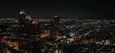 夜の摩天楼が語る街