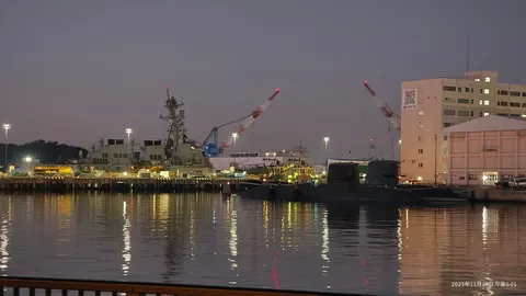 港の灯りと静かな夜