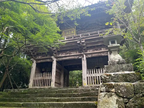 古都の風情、山門に佇む静寂