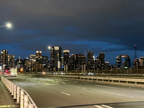 夜景を駆ける、都会の疾走感