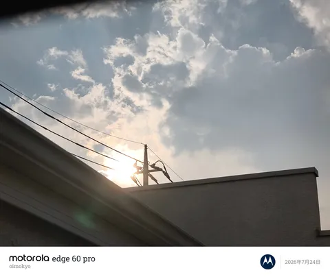 雲間からの日差しと電線