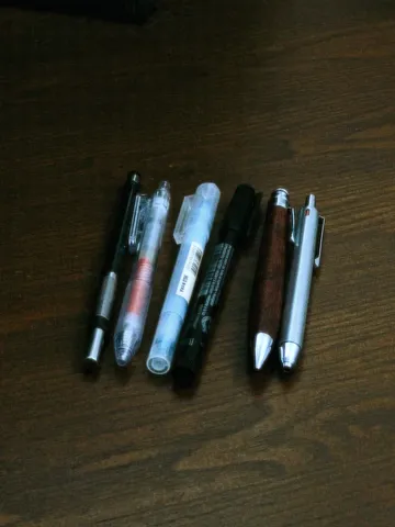 並んだ万年筆の小宇宙