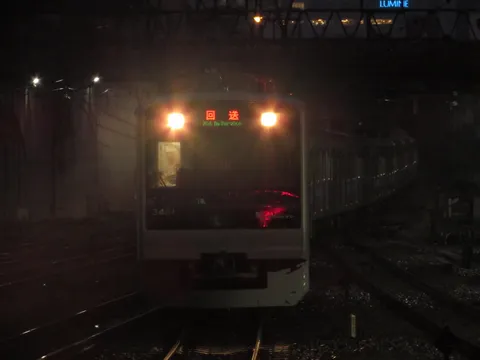 夜の駅、旅立ちの予感