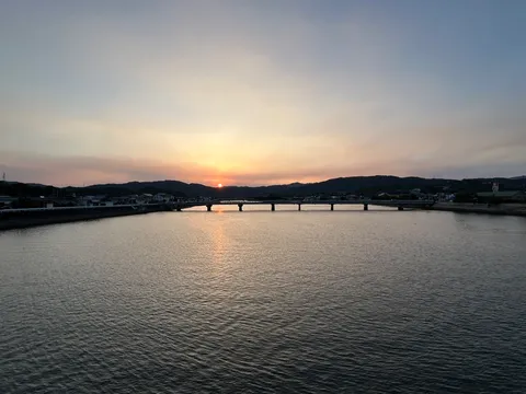 静かな夕景と橋の影