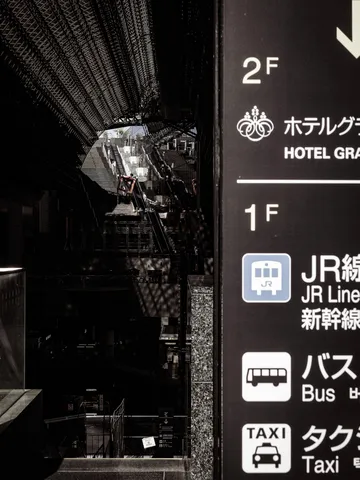 闇と光が交差する通路