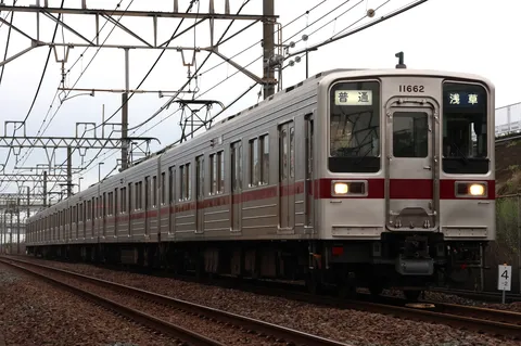 曇り空の下、浅草へ向かう列車