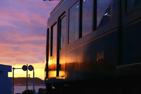 夕焼けと電車のロマンチックな邂逅