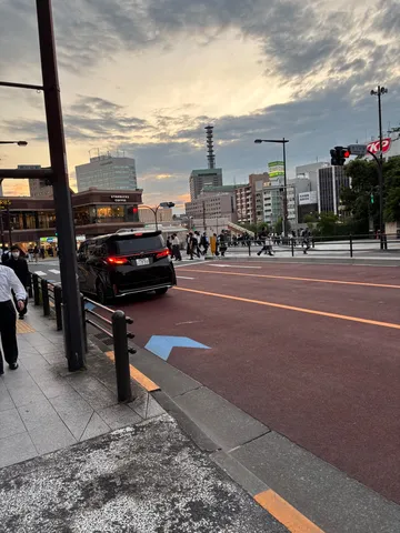都会の夕暮れ、信号待ちの静寂