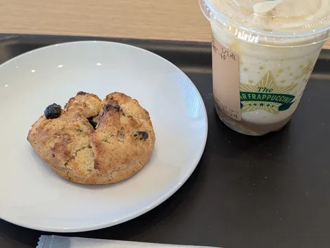 午後のひととき、スコーンとフラペチーノ