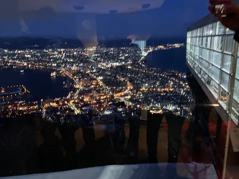 煌めく夜景に映る、都会の灯り
