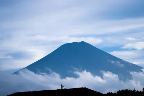 雲海に浮かぶ青い富士