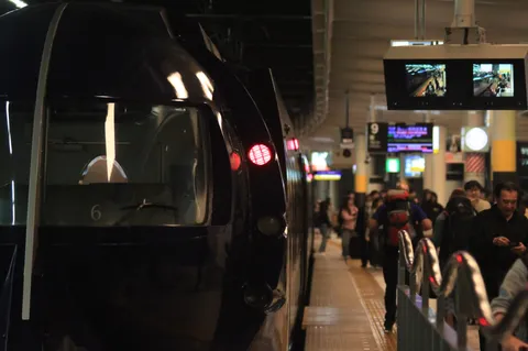 旅立ちの夜、静けさの駅
