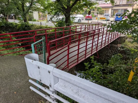 雨上がりの赤橋