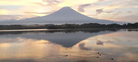 朝焼けに浮かぶ山影