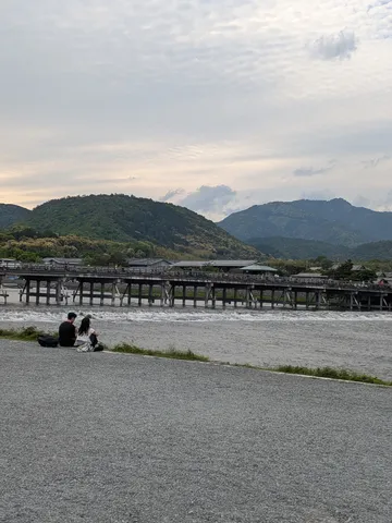 緑映える山と橋、川辺の静寂