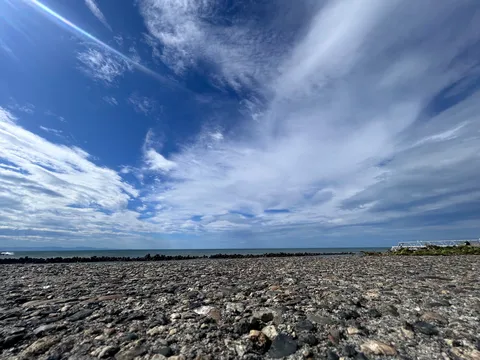 荒々しい自然と青い空のコントラスト