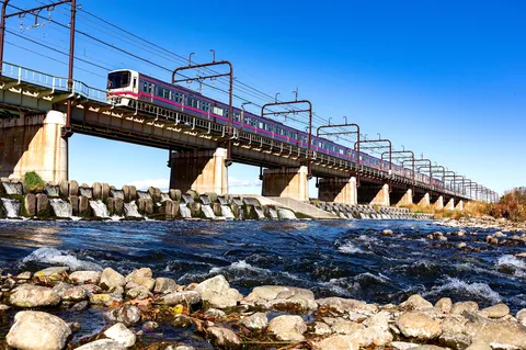 青空と鉄路、水辺の旅路