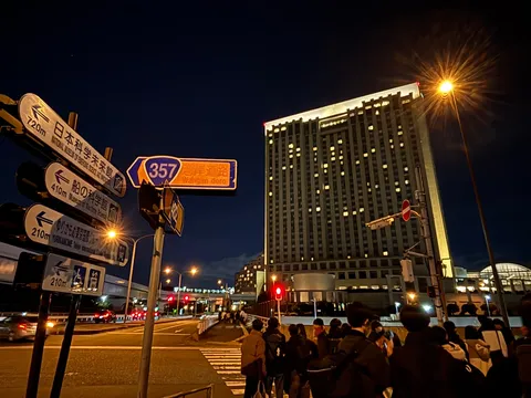 夜の交差点、街灯の星形光