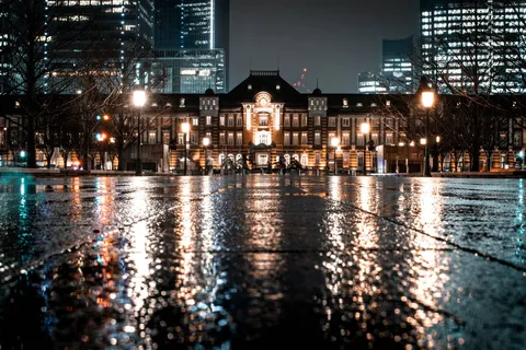 夜の水面に映る街の灯り