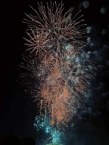 夜空を染める花火の軌跡