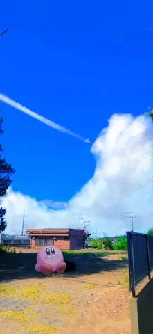 青空とピンクのぬいぐるみ