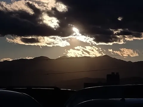 厚い雲間から射す夕陽