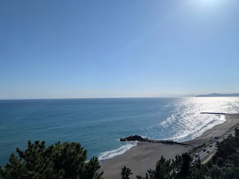潮風と太陽、そして海沿いの道