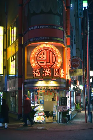 ネオンが彩る異国情緒あふれる夜