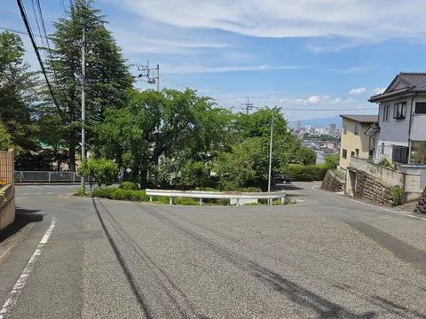 坂道の先に広がる街並み