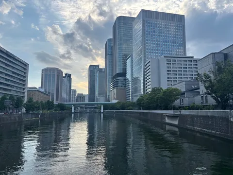 水面に輝く都市のパノラマ