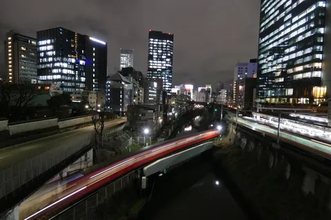夜景を駆け抜ける光の軌跡