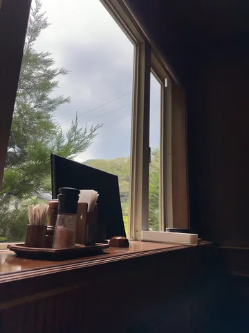 窓辺の静かな食事風景
