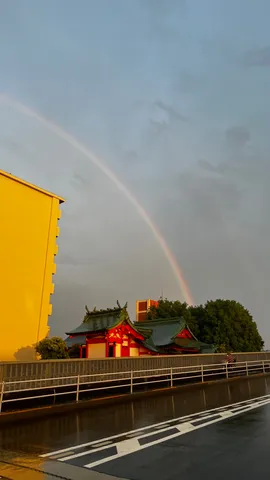 雨上がりの虹と朱色の社