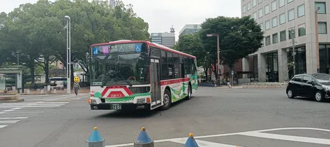 路面電車が交差点を進む