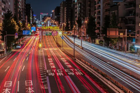 光の軌跡、都市の夜