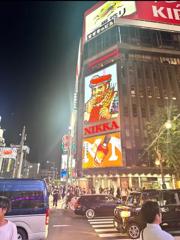 ネオンと人の賑わい、大人の夜